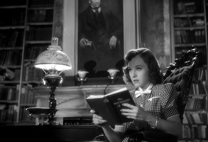 The Cat and the Canary; Mary Norman (Paulette Goddard) in the library.